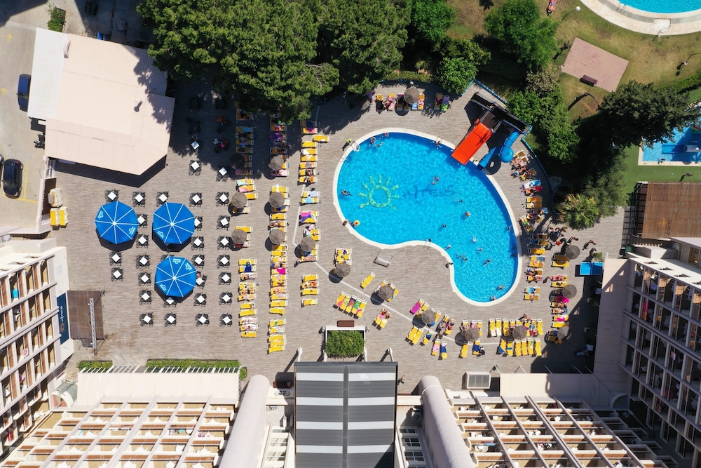 Ohtels Belvedere — Swimming pool in Salou, Catalonia