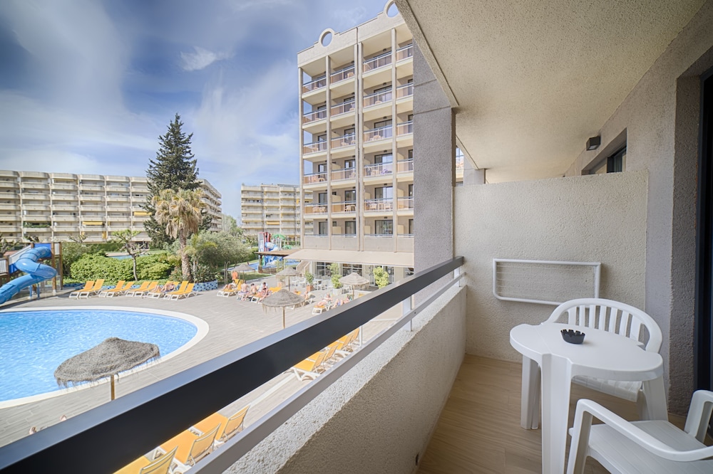 Ohtels Belvedere — Swimming pool in Salou, Catalonia