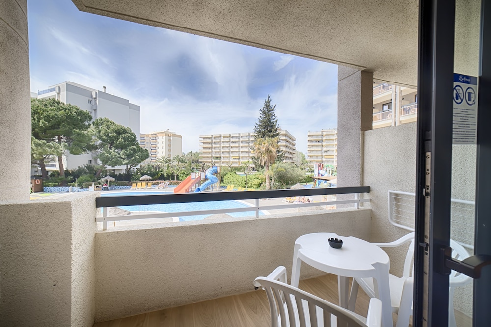 Ohtels Belvedere — Swimming pool in Salou, Catalonia