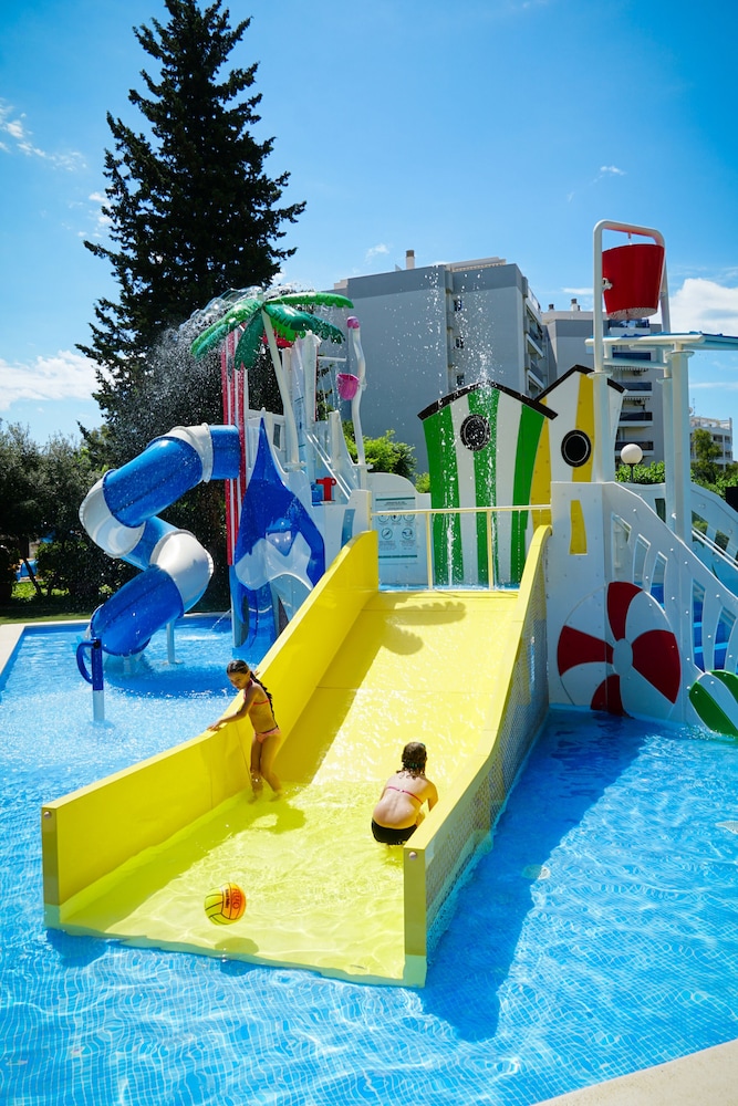 Ohtels Belvedere — Swimming pool in Salou, Catalonia