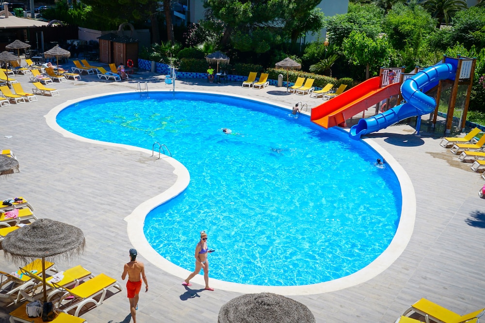 Ohtels Belvedere — Swimming pool in Salou, Catalonia