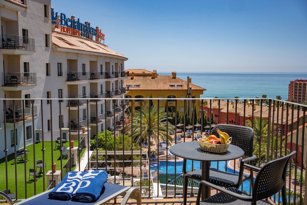 Benalmádena Palace - Hotel SPA & Apartments — Swimming pool in Benalmadena, Andalusia