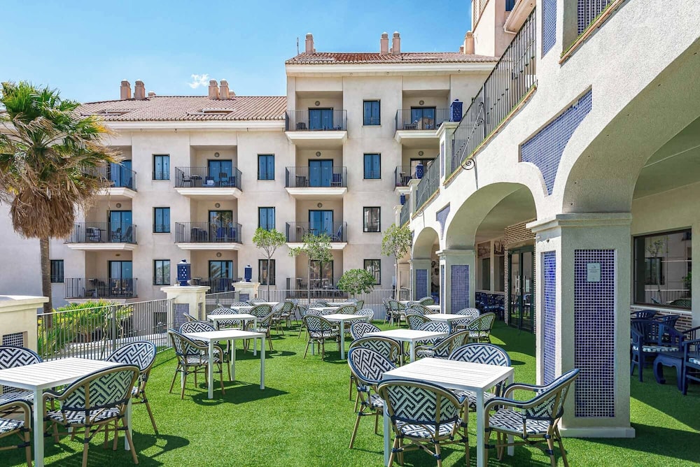 Benalmádena Palace - Hotel SPA & Apartments — Hotel building in Benalmadena, Andalusia