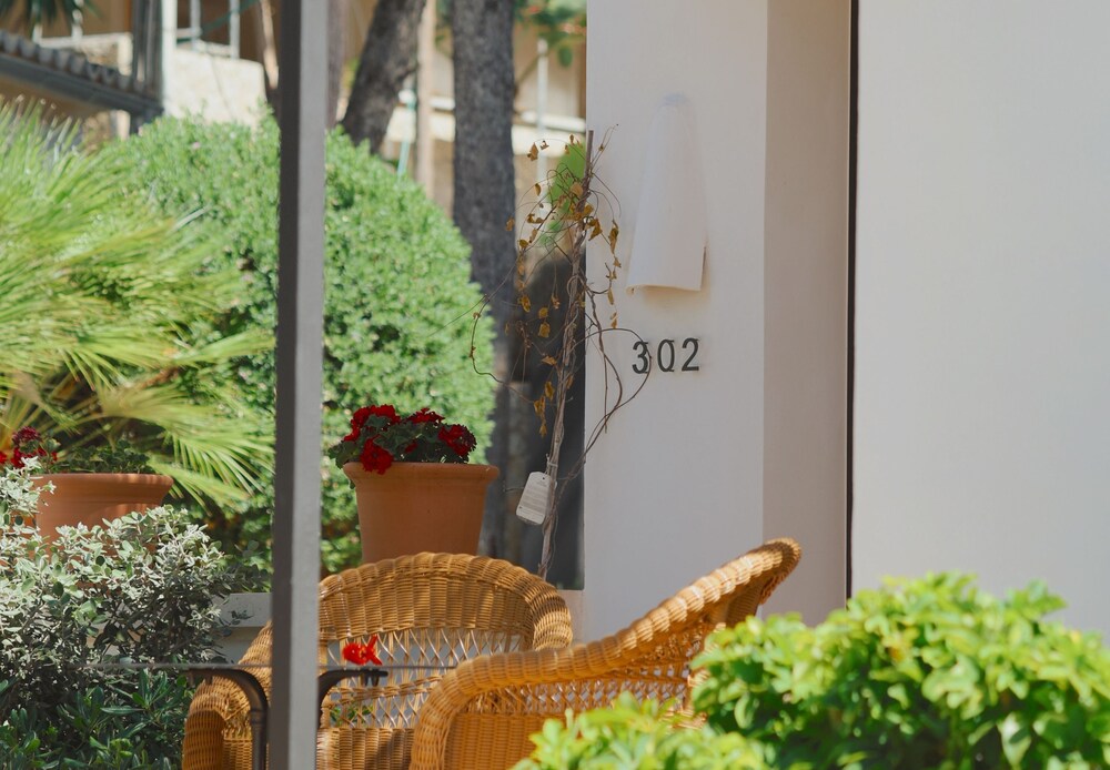 Hotel Bendinat — Hotel building in Portals Nous, Balearic Islands