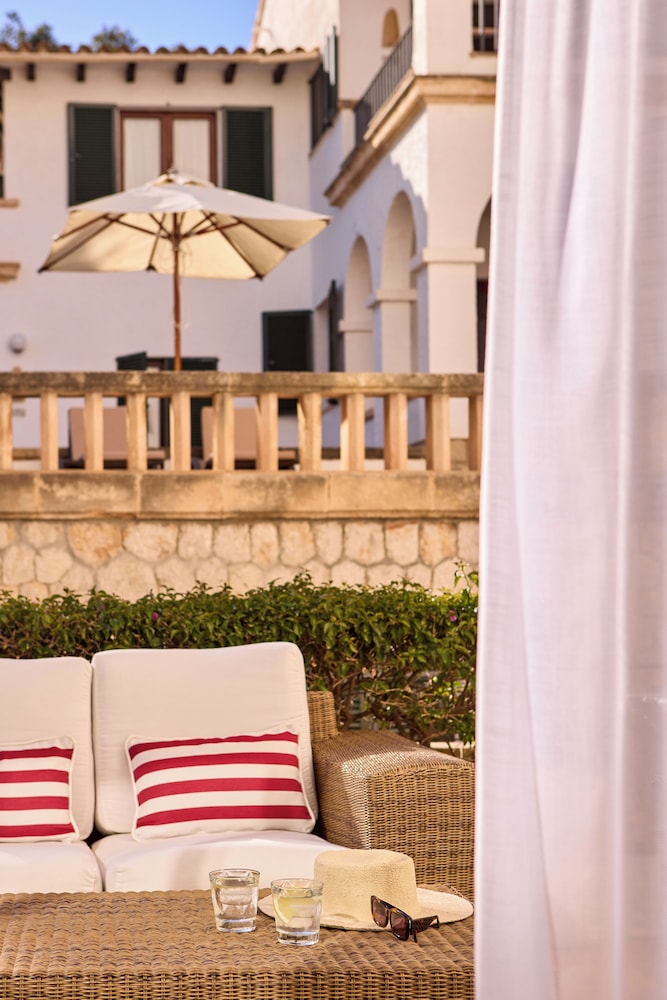 Hotel Bendinat — Hotel building in Portals Nous, Balearic Islands
