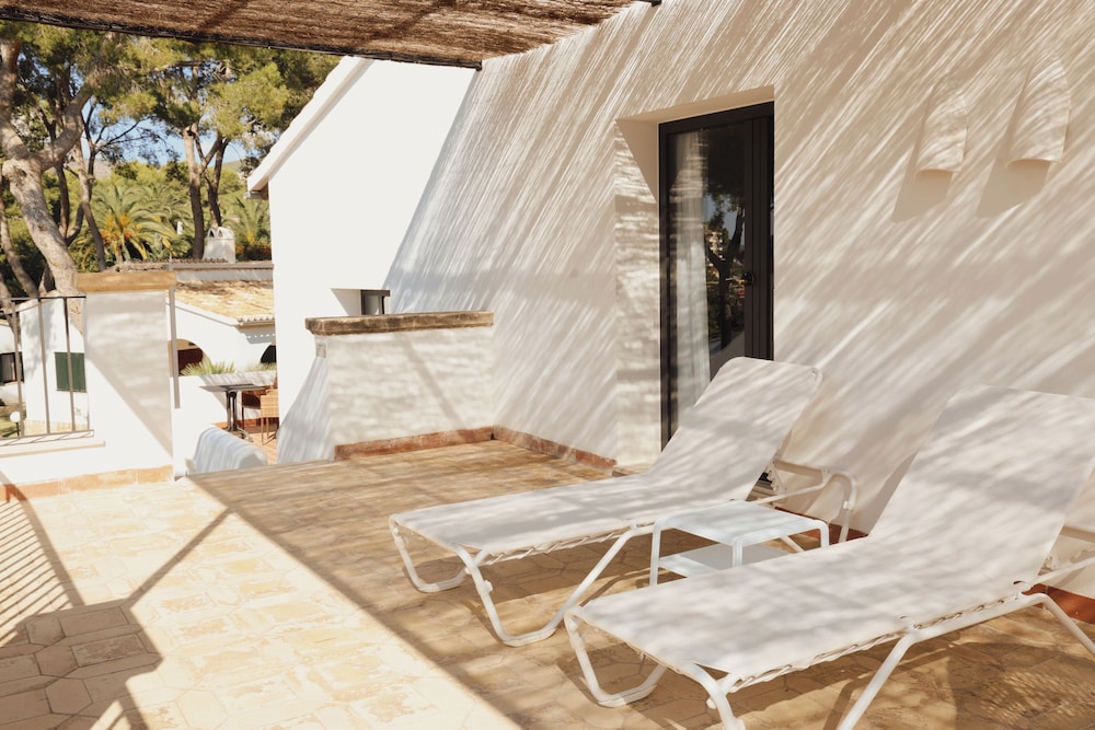 Hotel Bendinat — Hotel building in Portals Nous, Balearic Islands