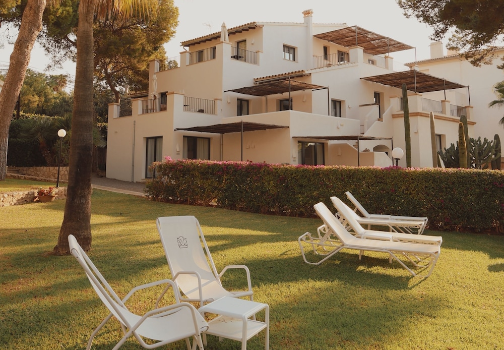 Hotel Bendinat — Hotel building in Portals Nous, Balearic Islands