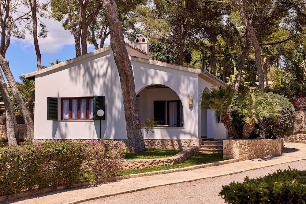 Hotel Bendinat — Hotel building in Portals Nous, Balearic Islands