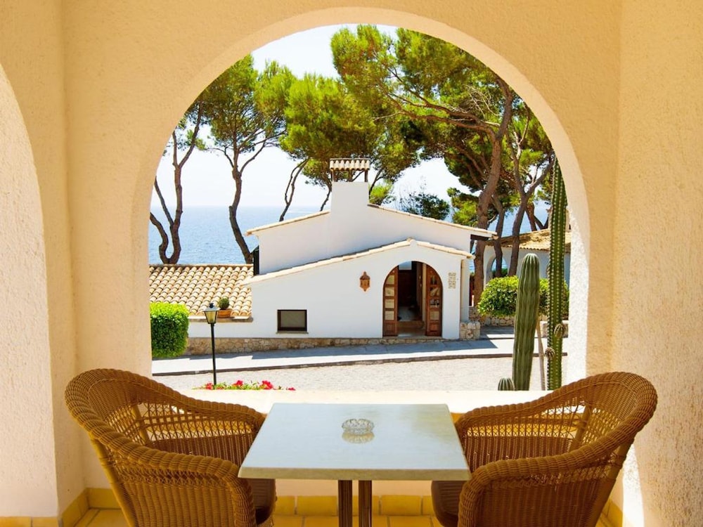 Hotel Bendinat — Hotel building in Portals Nous, Balearic Islands