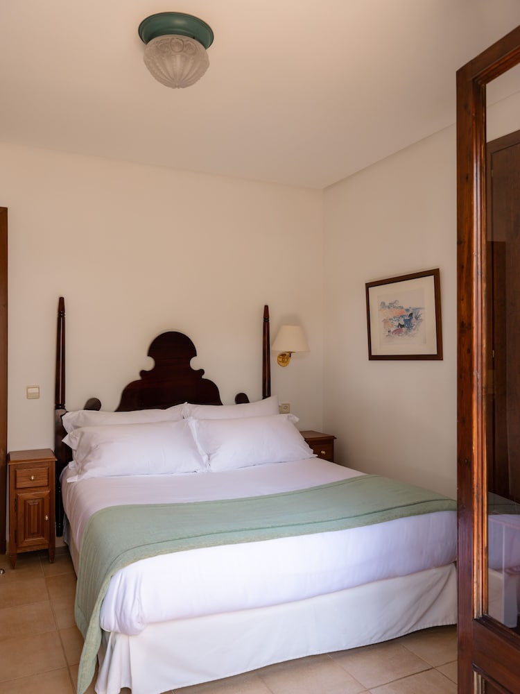 Hotel Bendinat — Hotel rooms in Portals Nous, Balearic Islands