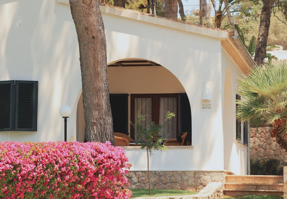 Hotel Bendinat — Hotel building in Portals Nous, Balearic Islands