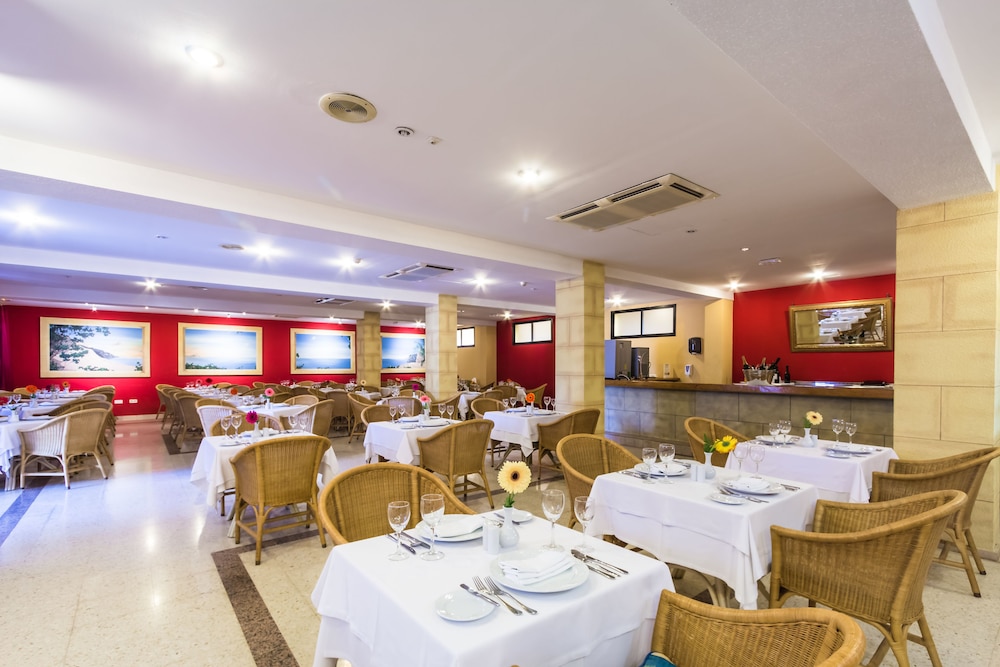 BlueBay Beach Club Aparthotel — Restaurant & bars in Bahia Feliz, Canary Islands