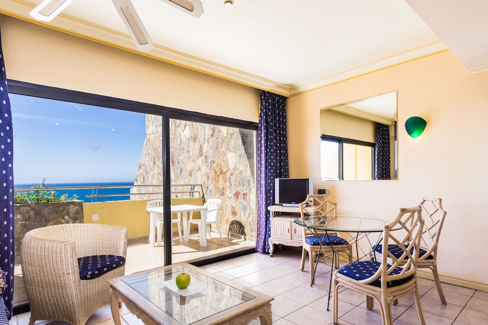 BlueBay Beach Club Aparthotel — Hotel rooms in Bahia Feliz, Canary Islands