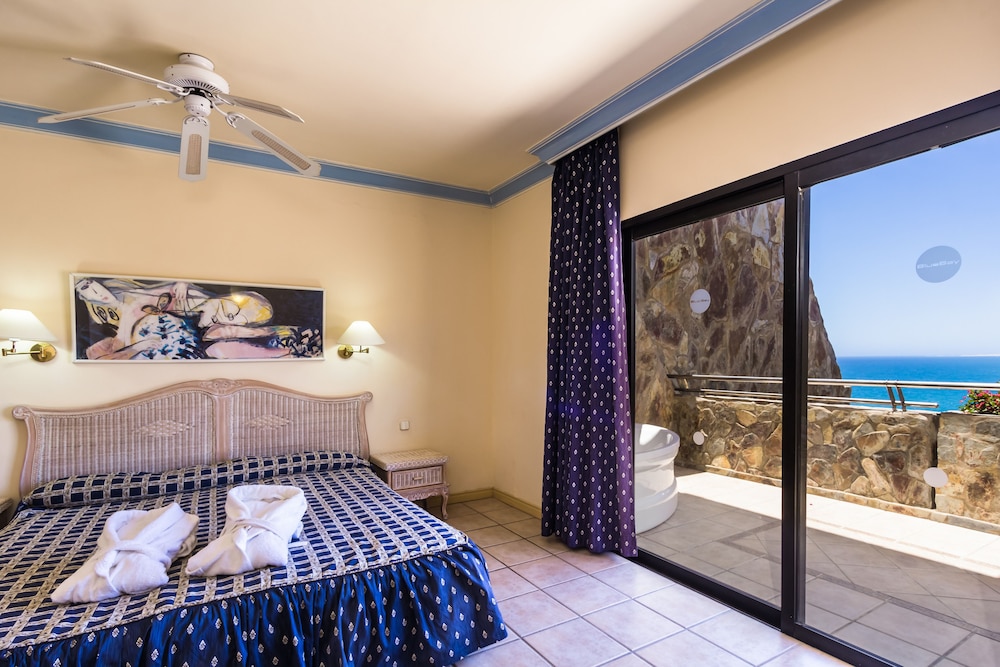 BlueBay Beach Club Aparthotel — Hotel rooms in Bahia Feliz, Canary Islands