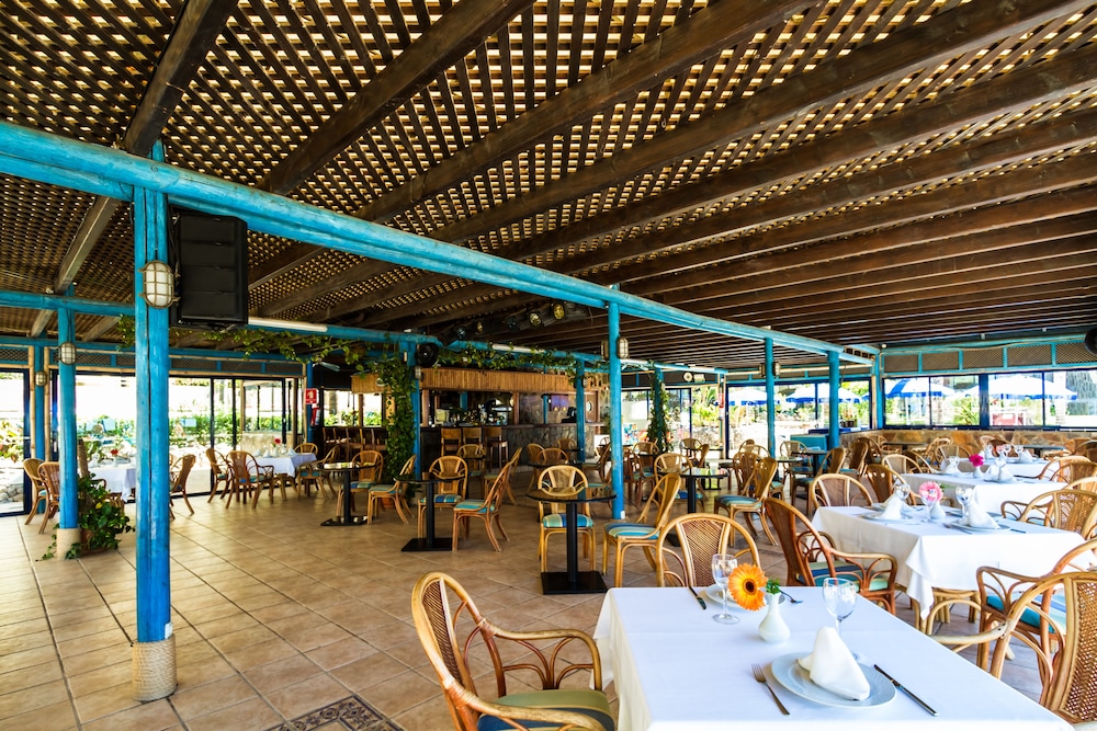 BlueBay Beach Club Aparthotel — Restaurant & bars in Bahia Feliz, Canary Islands