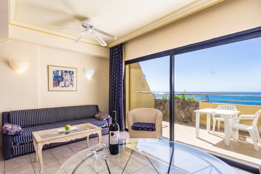 BlueBay Beach Club Aparthotel — Hotel rooms in Bahia Feliz, Canary Islands