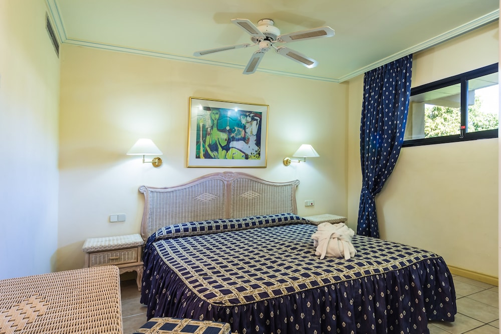 BlueBay Beach Club Aparthotel — Hotel rooms in Bahia Feliz, Canary Islands