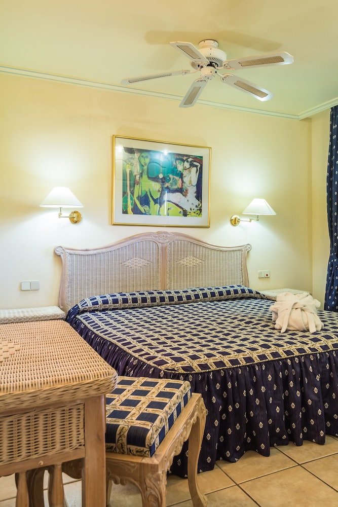 BlueBay Beach Club Aparthotel — Hotel rooms in Bahia Feliz, Canary Islands