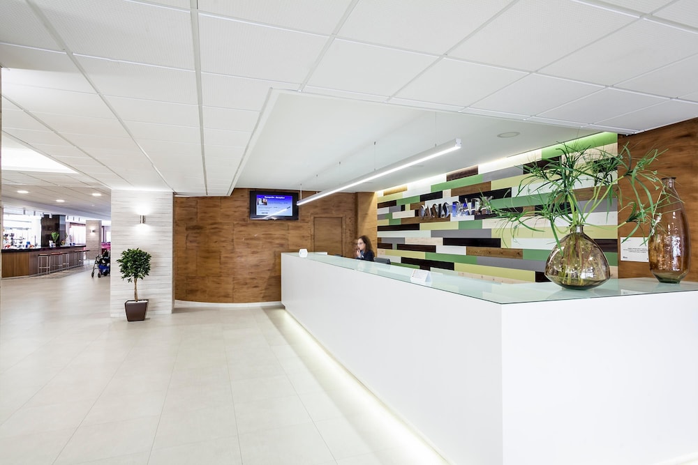 Hotel Best Oasis Park — Hotel building in Salou, Catalonia