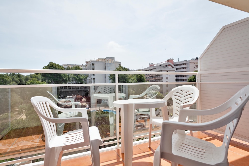 Hotel Best Oasis Park — Hotel rooms in Salou, Catalonia