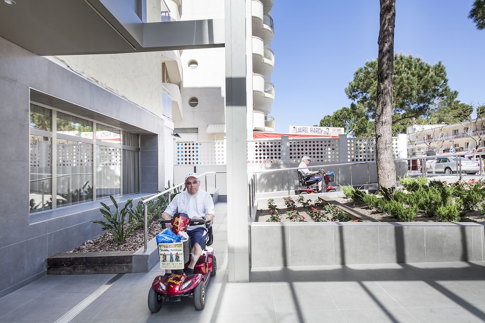 Hotel Best Oasis Park — Hotel building in Salou, Catalonia