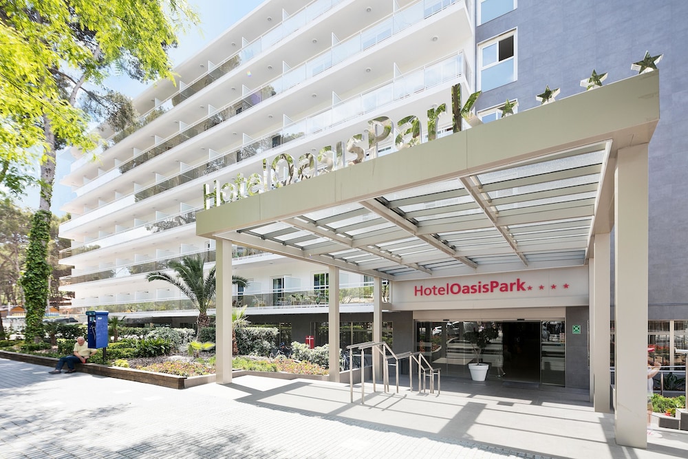 Hotel Best Oasis Park — Hotel building in Salou, Catalonia