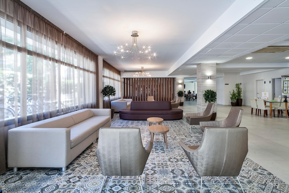 Hotel Best Oasis Park — Hotel building in Salou, Catalonia