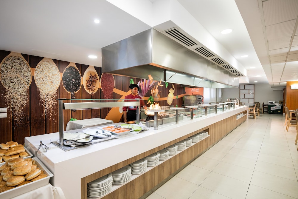 Hotel Best Oasis Park — Restaurant & bars in Salou, Catalonia