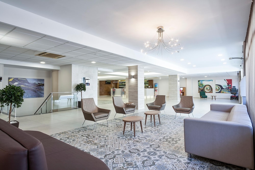 Hotel Best Oasis Park — Hotel building in Salou, Catalonia
