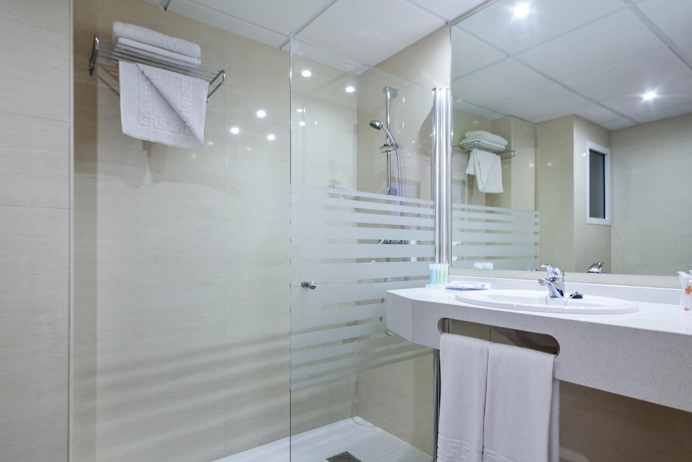 Hotel Best Oasis Park — Hotel rooms in Salou, Catalonia