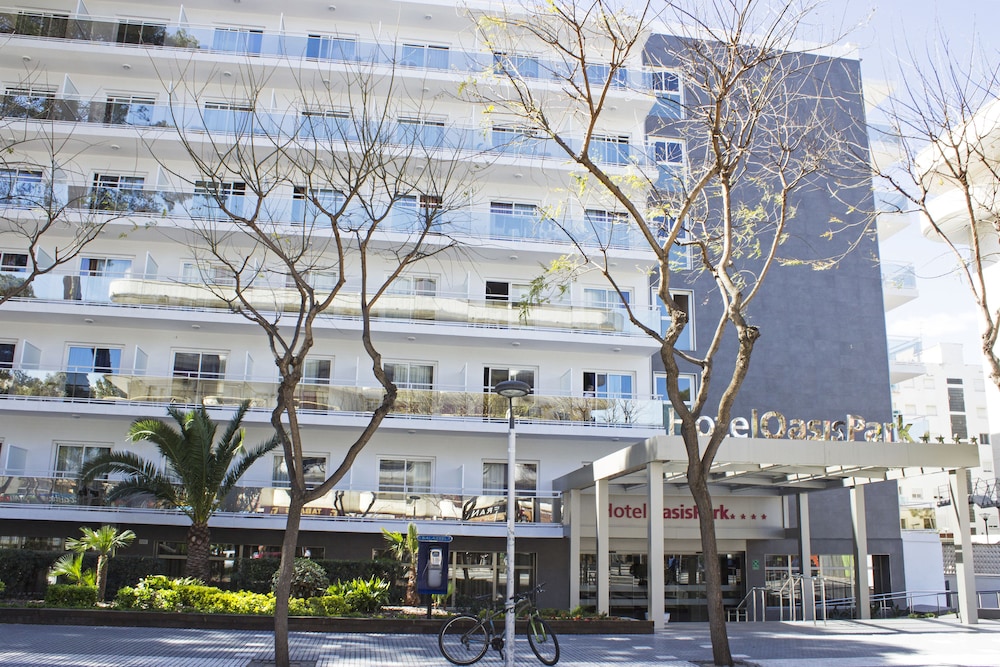 Hotel Best Oasis Park — Hotel building in Salou, Catalonia