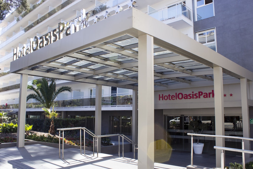 Hotel Best Oasis Park — Hotel building in Salou, Catalonia
