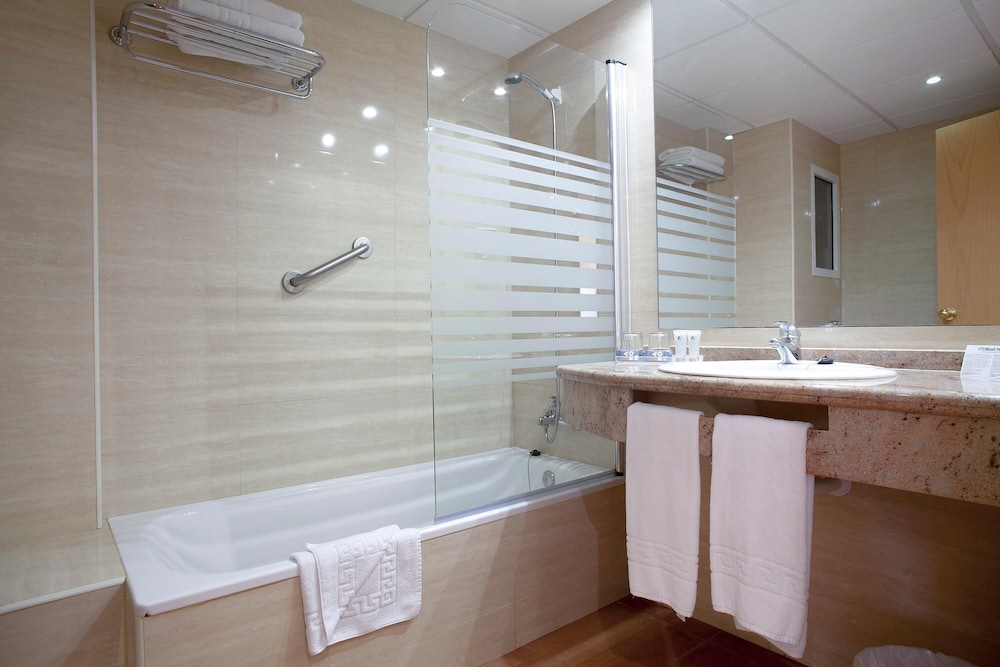Hotel Best Oasis Park — Hotel rooms in Salou, Catalonia
