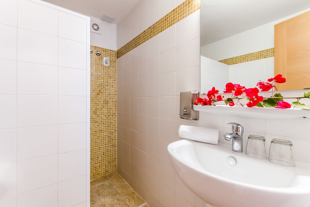 Apartamentos Blancala — Hotel rooms in Cala Blanca, Balearic Islands