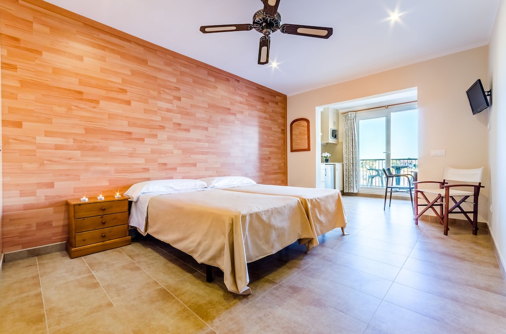 Apartamentos Blancala — Hotel rooms in Cala Blanca, Balearic Islands