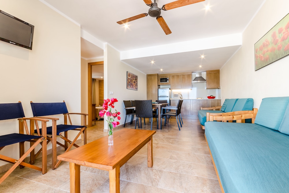 Apartamentos Blancala — Hotel rooms in Cala Blanca, Balearic Islands