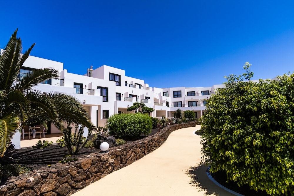 Hotel BlueBay Lanzarote - All inclusive — Hotel building in Costa Teguise, Canary Islands