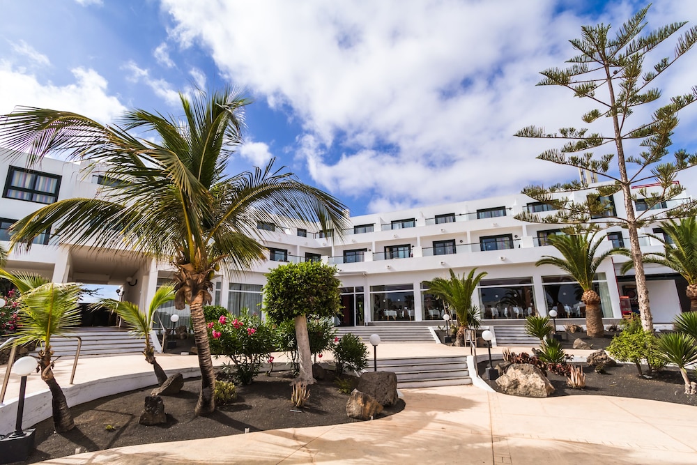 Hotel BlueBay Lanzarote - All inclusive — Hotel building in Costa Teguise, Canary Islands