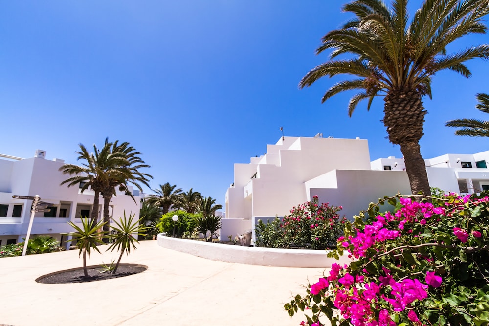 Hotel BlueBay Lanzarote - All inclusive — Hotel building in Costa Teguise, Canary Islands
