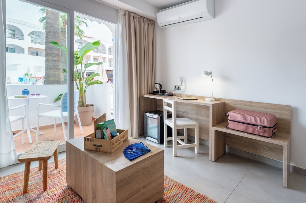 Hotel Vibra Bossa Flow - Adults Only — Hotel rooms in Playa d'en Bossa, Balearic Islands