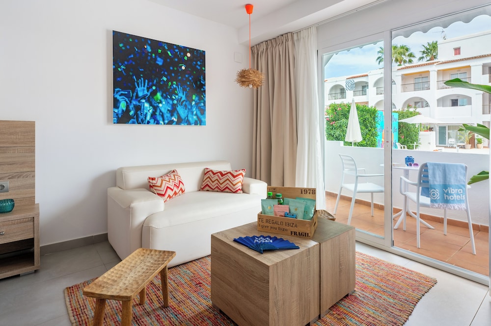 Hotel Vibra Bossa Flow - Adults Only — Hotel rooms in Playa d'en Bossa, Balearic Islands