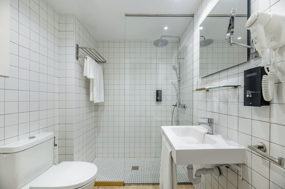 Hotel Vibra Bossa Flow - Adults Only — Hotel rooms in Playa d'en Bossa, Balearic Islands