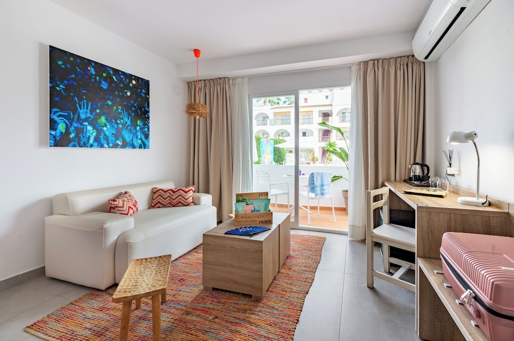 Hotel Vibra Bossa Flow - Adults Only — Hotel rooms in Playa d'en Bossa, Balearic Islands