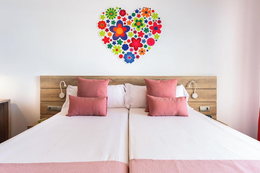 Hotel Vibra Bossa Flow - Adults Only — Hotel rooms in Playa d'en Bossa, Balearic Islands
