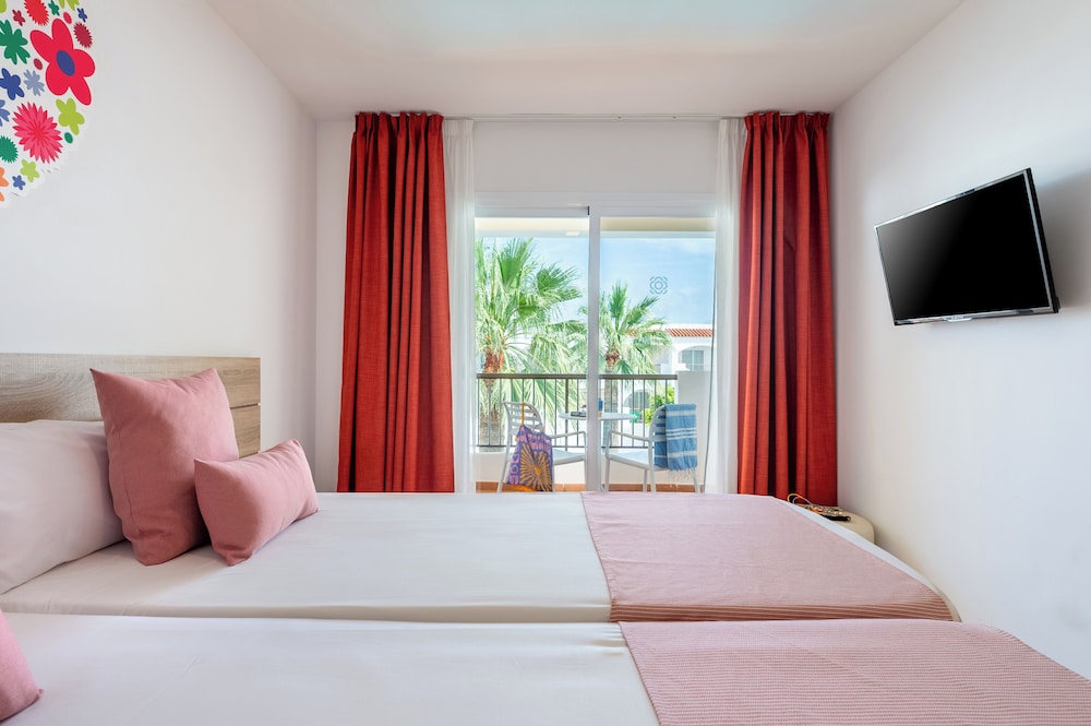 Hotel Vibra Bossa Flow - Adults Only — Hotel rooms in Playa d'en Bossa, Balearic Islands