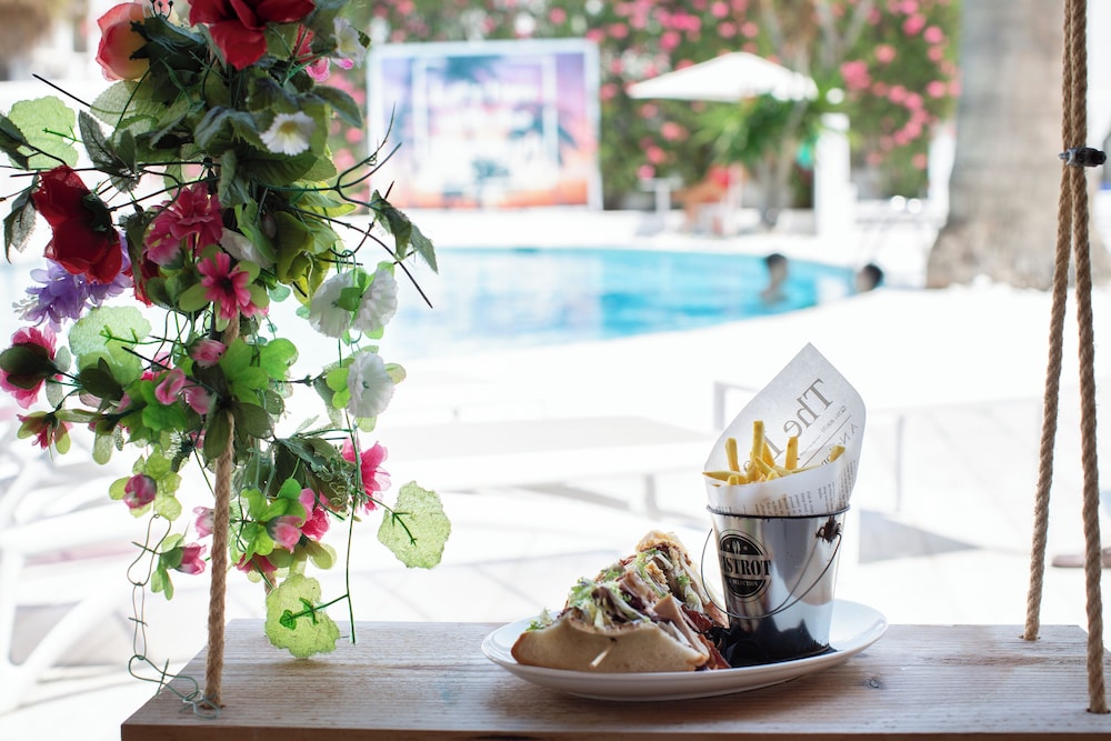 Hotel Vibra Bossa Flow - Adults Only — Restaurant & bars in Playa d'en Bossa, Balearic Islands