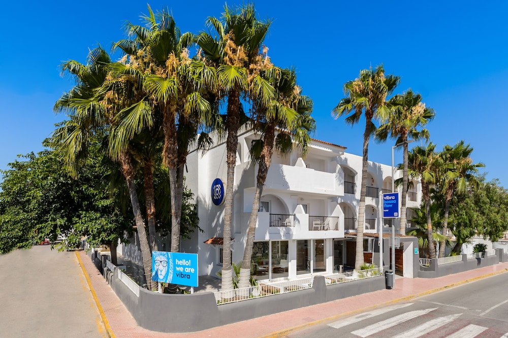 Hotel Vibra Bossa Flow - Adults Only — Hotel building in Playa d'en Bossa, Balearic Islands