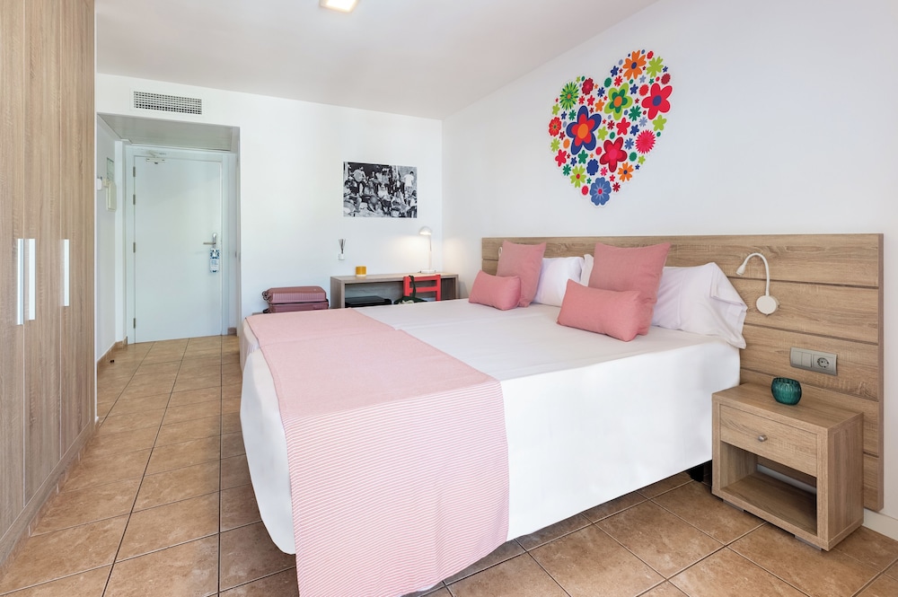 Hotel Vibra Bossa Flow - Adults Only — Hotel rooms in Playa d'en Bossa, Balearic Islands