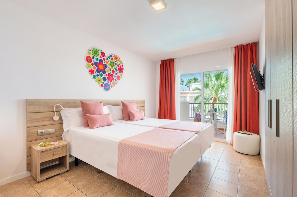 Hotel Vibra Bossa Flow - Adults Only — Hotel rooms in Playa d'en Bossa, Balearic Islands