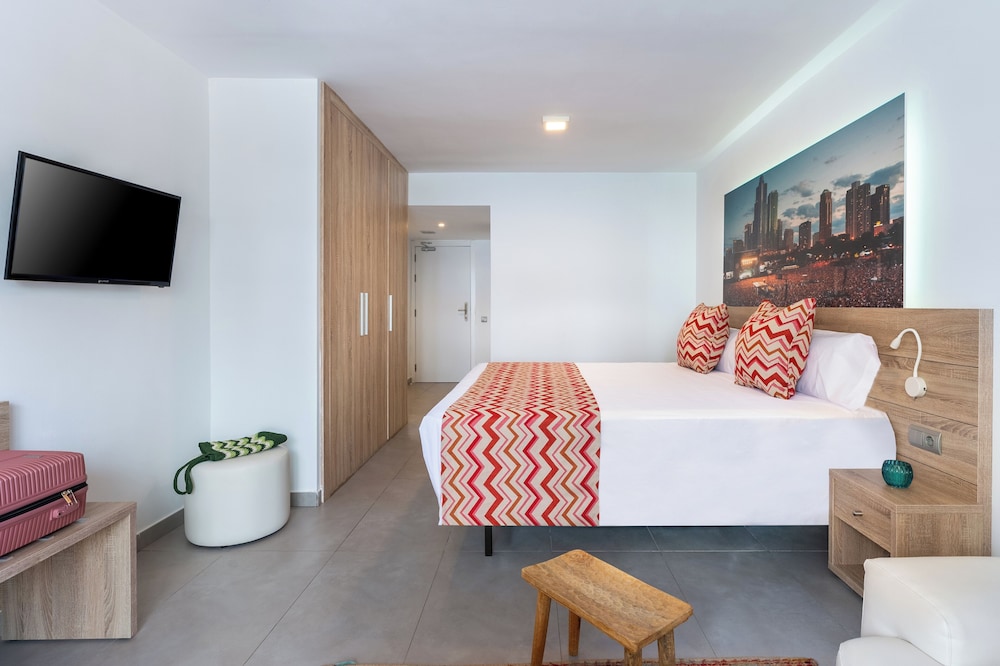 Hotel Vibra Bossa Flow - Adults Only — Hotel rooms in Playa d'en Bossa, Balearic Islands